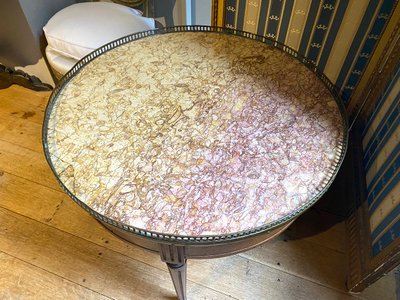 Table basse de style Louis XVI, bouillotte. XIXe