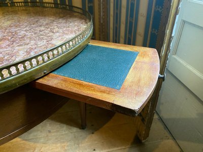 Table basse de style Louis XVI, bouillotte. XIXe