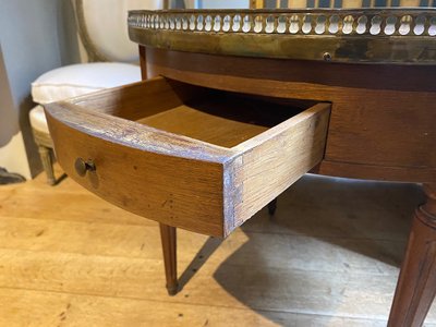 Table basse de style Louis XVI, bouillotte. XIXe