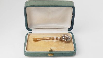 Alte Barrett-Brosche aus Gelbgold, Diamanten und Zuchtperle