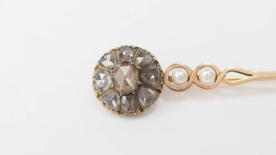 Alte Barrett-Brosche aus Gelbgold, Diamanten und Zuchtperle