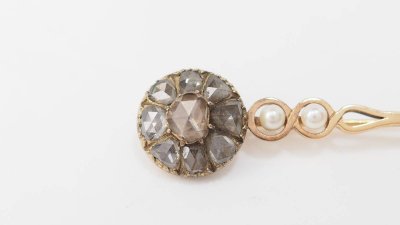 Alte Barrett-Brosche aus Gelbgold, Diamanten und Zuchtperle