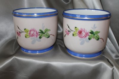 Pair of hand-painted Paris porcelain pot holders from the Louis Philippe period