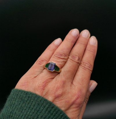 Ring mit einem Iolith und Smaragd, 18 Karat Gold.