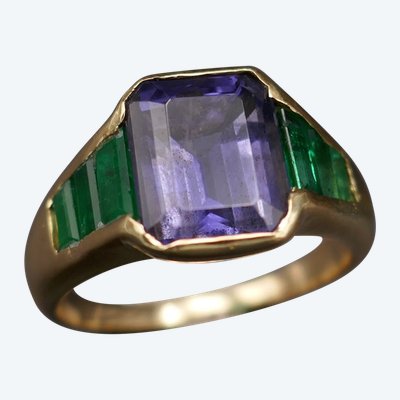 Ring mit einem Iolith und Smaragd, 18 Karat Gold.