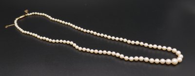 Zuchtperlen-Halskette mit Sicherheitsverschluss und Sicherheitskette, 18 Karat Gold.