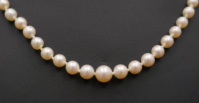 Zuchtperlen-Halskette mit Sicherheitsverschluss und Sicherheitskette, 18 Karat Gold.