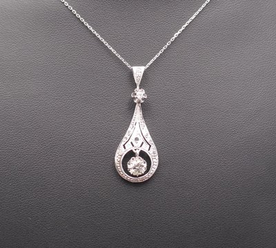 Pendentif Diamants, Chaîne En Or Blanc 18 Carats.