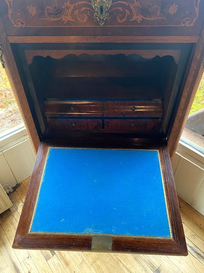 Segreteria in legno intarsiato con piano in marmo. Napoleone III