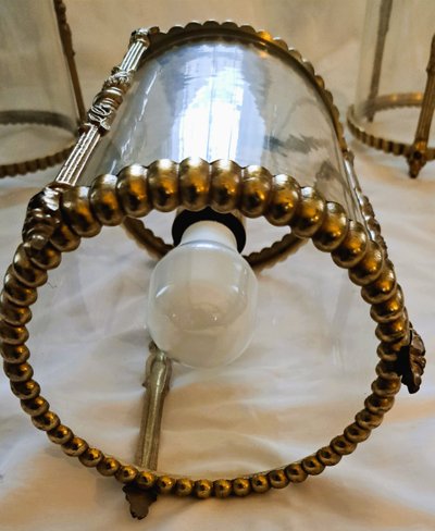 Suite de trois lanternes en bronze et verre de style louis XVI