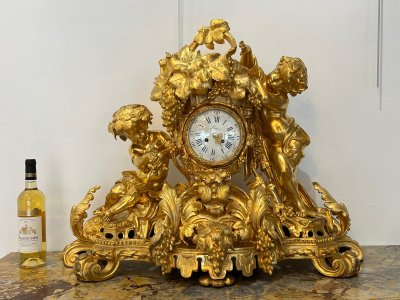 Bedeutende Kaminuhr aus ziselierter, vergoldeter Bronze, 19. Jahrhundert Epoche Napoleon III
