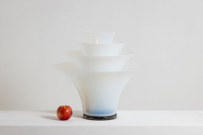 Lampe « pétales » en verre opalescent blanc et bleuté. 21e siècle.LS6409759B