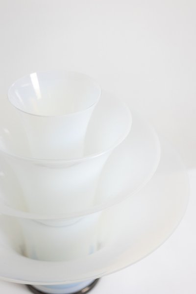 Lampe « pétales » en verre opalescent blanc et bleuté. 21e siècle.LS6409759B