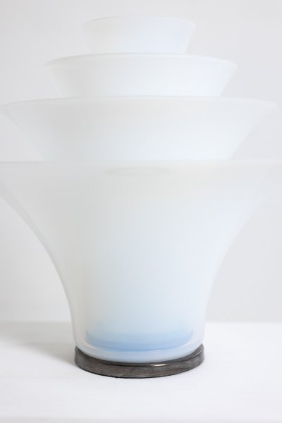 Lampe « pétales » en verre opalescent blanc et bleuté. 21e siècle.LS6409759B