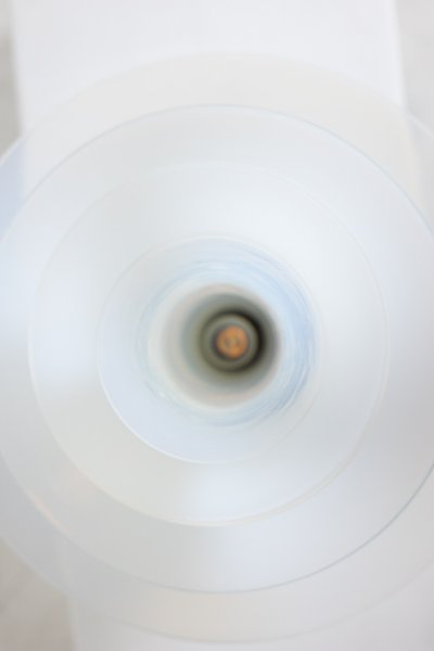 Lampe « pétales » en verre opalescent blanc et bleuté. 21e siècle.LS6409759B