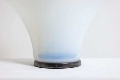 Lampe « pétales » en verre opalescent blanc et bleuté. 21e siècle.LS6409759B