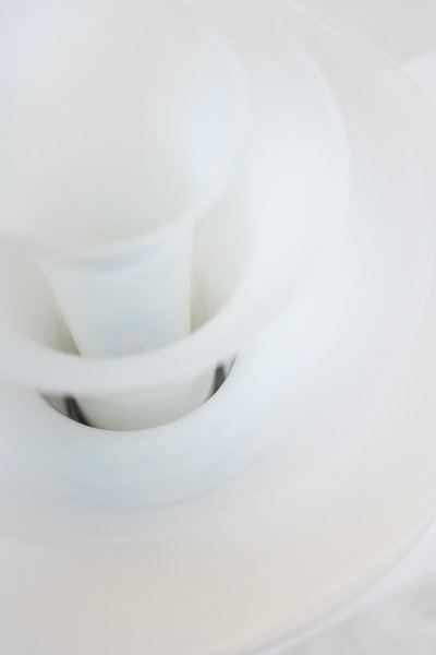 Lampe « pétales » en verre opalescent blanc et bleuté. 21e siècle.LS6409759B