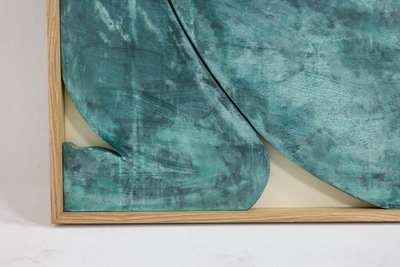 Panneau en bas-relief « Sortez du cadre ! », en bois et cuivre oxydé.LS64273009