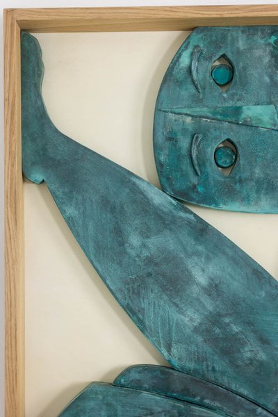 Panneau en bas-relief « Sortez du cadre ! », en bois et cuivre oxydé.LS64273009