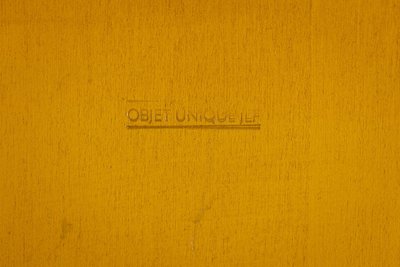 Panneau en bas-relief « Sortez du cadre ! », en bois et cuivre oxydé.LS64273009