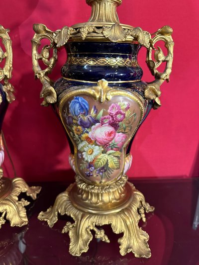 Paire De Lampes à Pétrole En Bleu De Four Et Bronze Doré 