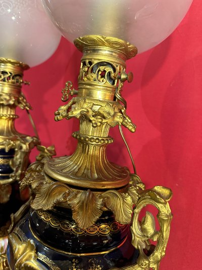 Paire De Lampes à Pétrole En Bleu De Four Et Bronze Doré 