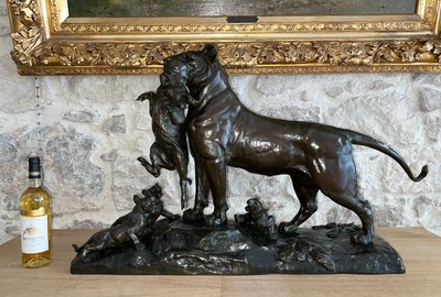 Bronzo di Auguste Nicolas Cain (1821-1894) Leonessa che porta un cinghiale ai suoi cuccioli