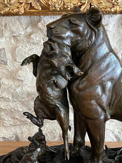 Bronzo di Auguste Nicolas Cain (1821-1894) Leonessa che porta un cinghiale ai suoi cuccioli