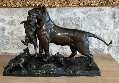 Bronzo di Auguste Nicolas Cain (1821-1894) Leonessa che porta un cinghiale ai suoi cuccioli