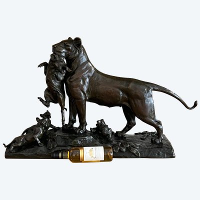 Bronzo di Auguste Nicolas Cain (1821-1894) Leonessa che porta un cinghiale ai suoi cuccioli