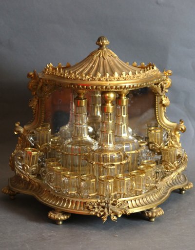 Cantinetta per liquori in bronzo dorato XIX secolo