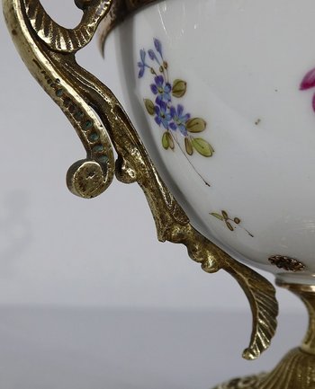 Bronze and porcelain cup with flowered decorations - End of XIXth century