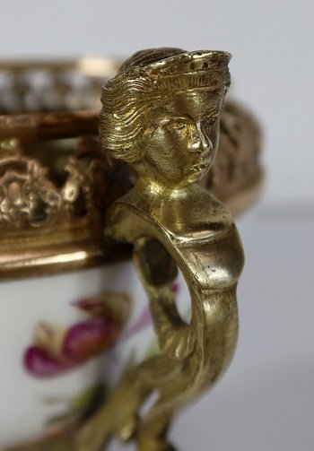Bronze and porcelain cup with flowered decorations - End of XIXth century