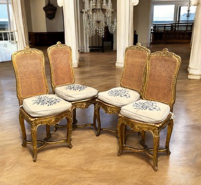 SÉRIE DE 4 CHAISES CANNÉES EN BOIS SCULPTÉ ET DORÉ DE STYLE LOUIS XV ÉPOQUE XIXe
