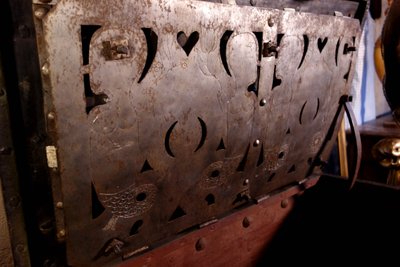 Grand coffre de Nuremberg polychromé avec cadenas