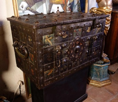 Grand coffre de Nuremberg polychromé avec cadenas