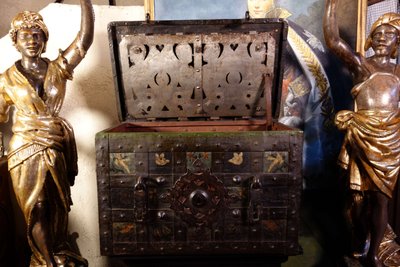 Grand coffre de Nuremberg polychromé avec cadenas