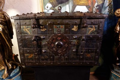 Grand coffre de Nuremberg polychromé avec cadenas