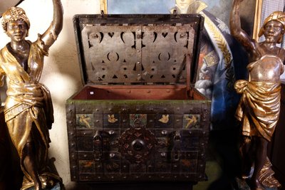 Grand coffre de Nuremberg polychromé avec cadenas