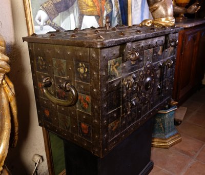 Grand coffre de Nuremberg polychromé avec cadenas