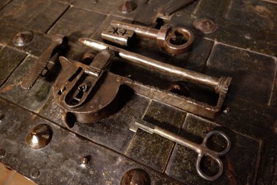 Grand coffre de Nuremberg polychromé avec cadenas