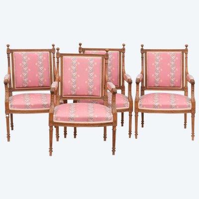 Série de 4 fauteuils cabriolet de style Louis XVI