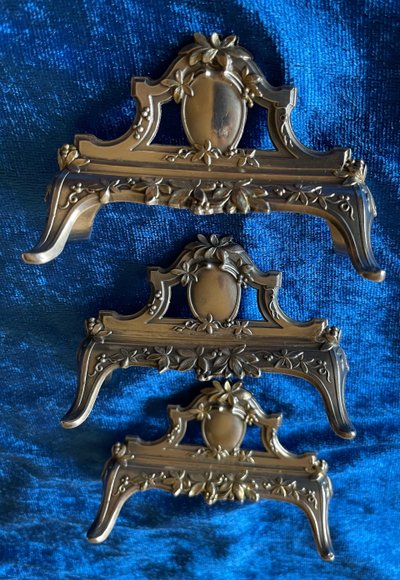 3 targhette d'argento.