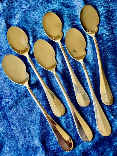 6 cuillères à sauce individuelles.