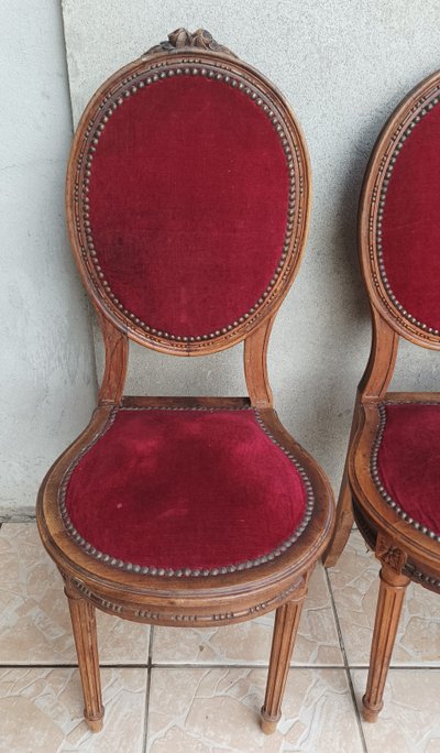 Suite of 4 Louis XVI walnut medallion chairs