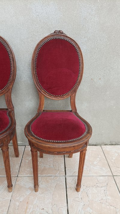 Suite of 4 Louis XVI walnut medallion chairs