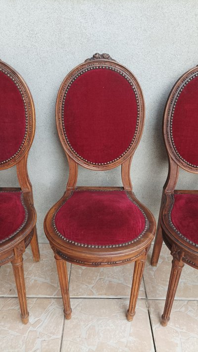 Suite of 4 Louis XVI walnut medallion chairs
