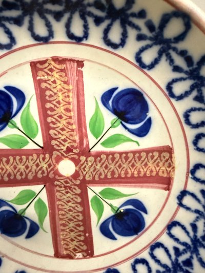 Assiette ancienne en faïence fabriquée en France au 19ème siècle, avec des tulipes, taille 30 cm