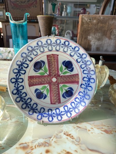 Assiette ancienne en faïence fabriquée en France au 19ème siècle, avec des tulipes, taille 30 cm