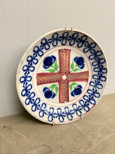 Assiette ancienne en faïence fabriquée en France au 19ème siècle, avec des tulipes, taille 30 cm
